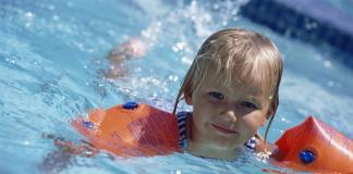 Как быстро научить ребенка плавать в бассейне: основные техники и уроки плавания Как быстро научится плавать 11 лет